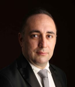 مهندس محمد طهماسبی، دانش‌آموخته کارشناسی ارشد مهندسی عمران از دانشگاه ولونگونگ استرالیا و دارنده گواهینامه حرفه‌ای مدیریت پروژه (PMP) از مؤسسه مدیریت پروژه آمریکا (PMI)
