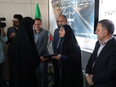 وزیر راه و شهرسازی از خانواده شهدای راهدار استان زنجان تجلیل کرد