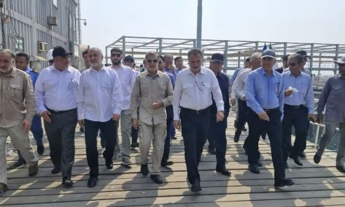 کارکنان صنعت نفت جانانه از منابع کشور دفاع کردند