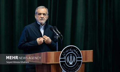 نشست صمیمی رئیس جمهور با بازنشستگان