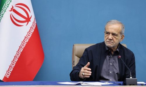 پزشکیان: خاک می‌خوریم اما خاک نمی‌دهیم