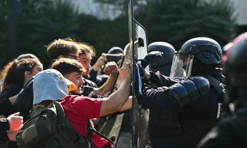 سرکوب اعتراضات دانش‌آموزی، چهره سیاست‌ حقوق بشری فرانسه را آشکار کرد