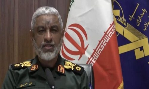 دریادار عظمایی: ناوهای آمریکایی جرات نزدیک شدن به تنگه هرمز را ندارند